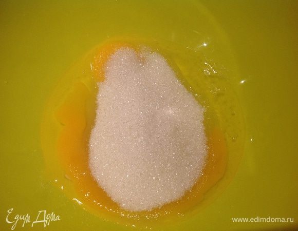 Взбейте яйца с сахаром и солью.