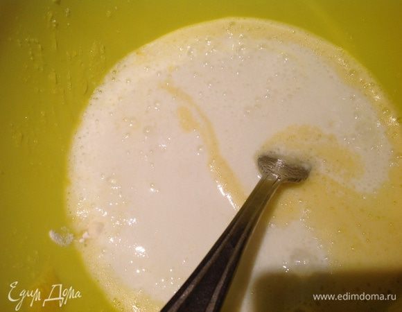 Добавьте кислое молоко и соду на кончике ножа, перемешайте.