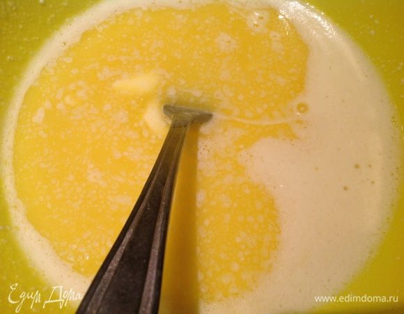 Вмешайте растопленное сливочное масло.