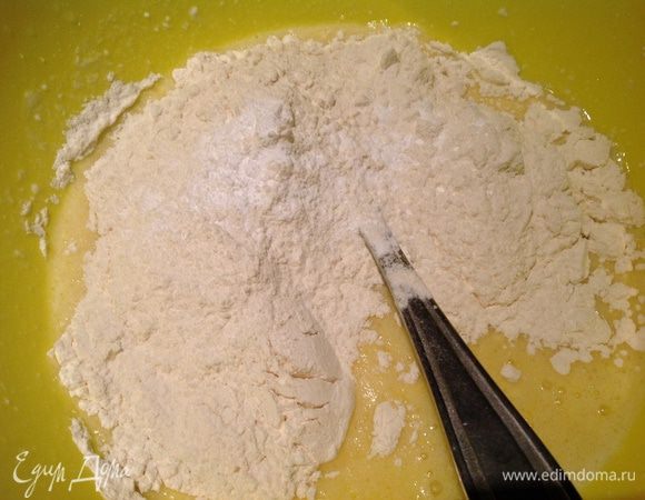 Муку смешайте с разрыхлителем и добавьте в тесто. Хорошо перемешайте, по консистенции должно получится, как густая сметана.