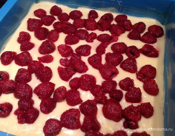 В форму смазанную маслом вылейте тесто, разровняйте, сверху выложите малину.