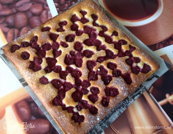 Выпекайте в предварительно разогретой до 180 градусов духовке 45 минут. При подаче можно посыпать сахарной пудрой.