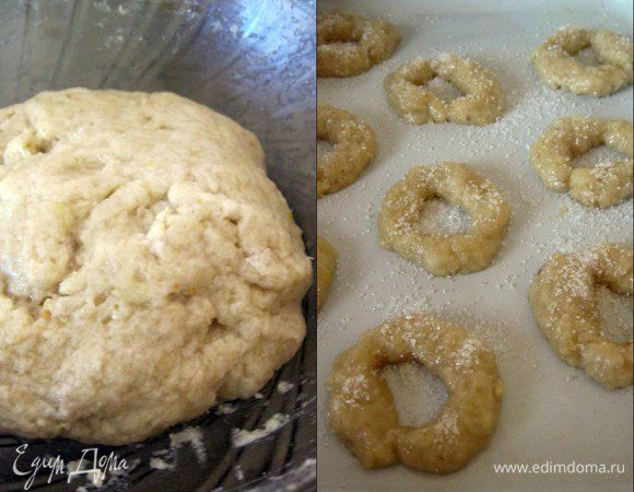 Замесить мягкое тесто. Оно будет немного липким, но муки больше не нужно)
Разогреть духовку.
Взять две формы.