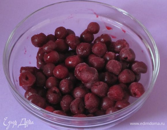 Вишню разморозить.