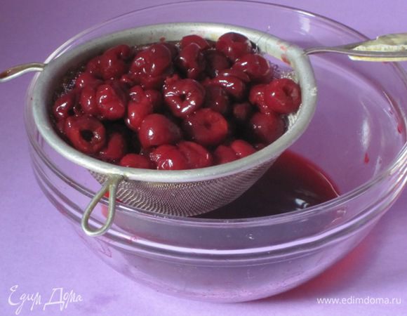 Откинуть на сито и дать стечь образовавшемуся при размораживании соку. Перелить сок в стакан и добавить столько теплой воды, чтобы получился полный стакан жидкости.