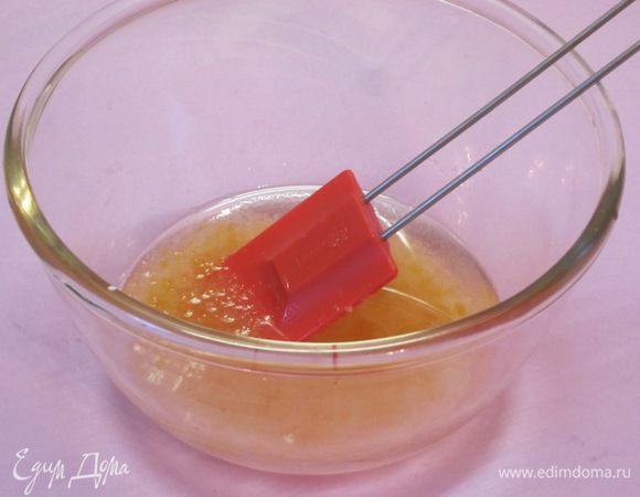 Смешать растительное масло, мёд, сахар и ванильный сахар.