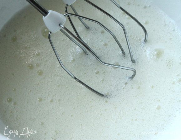 Взбить белки с солью, постепенно добавляя сахар, и продолжать взбивать до устойчивых форм пик. Не прекращая взбивать, по одному добавить желтки, добавить цедру 1 апельсина.