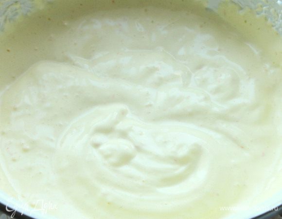 Выключить миксер и тонкой струйкой влить немного горячего (почти кипящего) апельсинового сока в яичную массу, добавить 1/4 мучной смеси. Всё аккуратно перемешать лопаткой снизу вверх. Так попеременно добавлять сок и муку, аккуратно перемешивая лопаткой, чтобы яичная масса не опала.