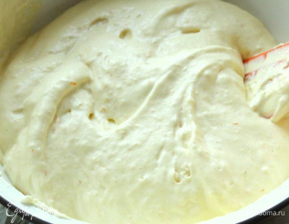 Выложить тесто в форму, поставить в разогретую до 180 градусов духовку и выпекать 25-30 мин. Готовый бисквит разрезать на три коржа.