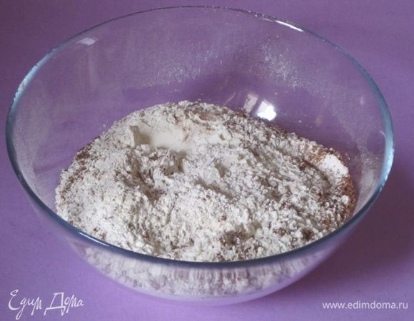 Отдельно смешать просеянную муку, просеянное какао и разрыхлитель.