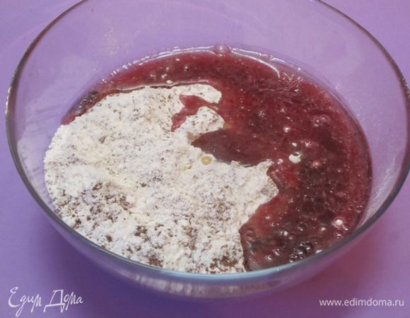 Влить вишневую смесь  в миску с мучной смесью.