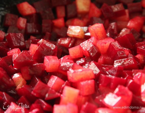 свёклу тоже нарезаем мелким кубиком и отправляем к картофелю. Перемешиваем и под крышкой готовим минут 5. После этого отправляем в готовый, кипящий бульон. На слабом огне готовим 15 минут.