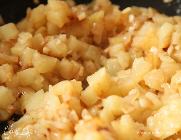 Лук нарезаем полукольцами, чеснок мелко нарезаем и пассеруем на растительном масле до золотистости. Затем добавляем порезанные кубиком очищенные яблоки и, помешивая еще готовим минуты 3-4.