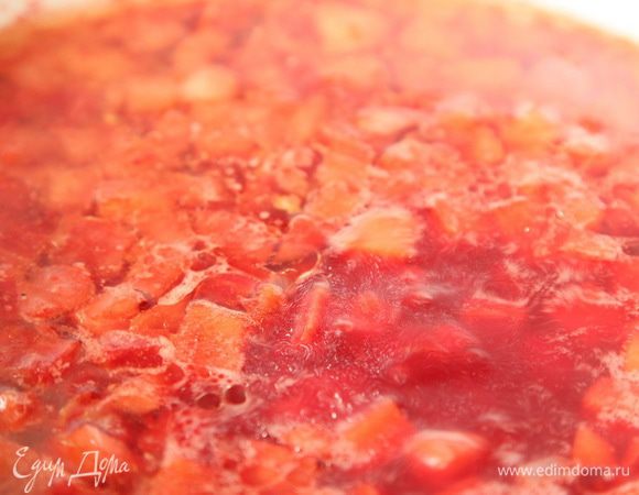 Добавляем яблоки в бульон, доводим до кипения, убавляем огонь и под крышкой доводим до готовности минут 10. Выключаем.