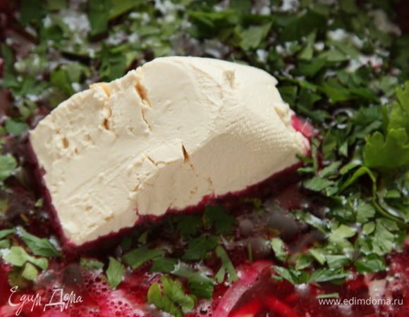 Даем супу немного остыть. В это время натираем на крупной терке козий сыр, нарезаем зелень, в моем случае петрушка и кинза. Добавляем в суп козий сыр, зелень и крем-сыр (сыр Фета, плавленый сыр, можно копченый) и пюрируем. Суп готов. Можно подать суп с карамелизированным чесноком. Количество бульона регулируйте тем, какой густоты вы хотите получить суп.