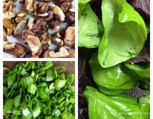 Тем временем вымоем и обсушим зелень. Лук (можно с белой частью) измельчим. У базилика оборвем листочки, крупные разорвем руками, мелкие оставим как есть.
Грецкие орехи подсушим на сковороде (я подсушила в духовке несколько минут, пока пекся картофель) и крупно порубим. 
Я половинку грецкого ореха просто разламывала пополам.