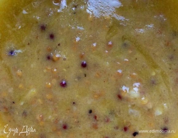 Соединяем чесночную пасту с лимонным соком, уксусом, маслом и горчицей. Смотрите не переборщите с дижонской, она бывает разная.... Если у вас имеется такая классная вещь, как масло грецкого ореха, то не пожалейте и добавьте вместо 2 ложек оливкового пару ложек орехового. Оно обогатит вкус заправки. У меня, к сожалению, не было.....
Пробуем соус на вкус.  Регулируем, если необходимо соль-перец. 