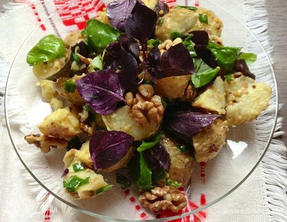 Перед подачей добавляем грецкий орех и базилик. Перемешиваем и готово!!!
Отменный салатик!!
Пробуйте!