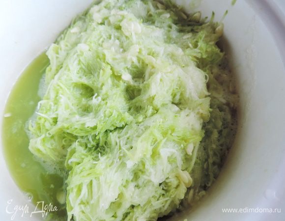 Кабачки натираем на мелкой терке. Лишнюю жидкость отжать.