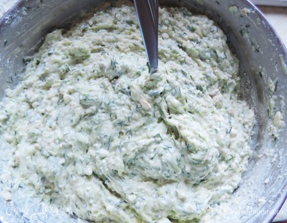 Вымешиваем до однородности, добавляем овсяные хлопья, муку (ложки набираем с большой горкой) и соду. Перемешиваем. Тесто получается густым, но руками с ним работать просто так нельзя.