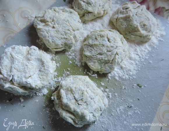 Берем ложку теста, выкладываем в тарелку с мукой. Обкатываем тесто в муке, затем формируем сырник, выкладываем на досточку, щедро посыпанную мукой.