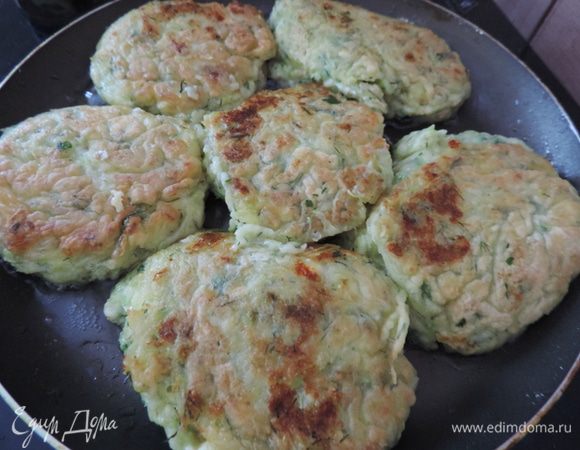 Жарим на хорошо разогретой сковороде с небольшим количеством рафинированного растительного масла. У моей плиты 12 уровней нагрева, я жарю сырники на 10-м примерно 3-4 минуты с каждой стороны.