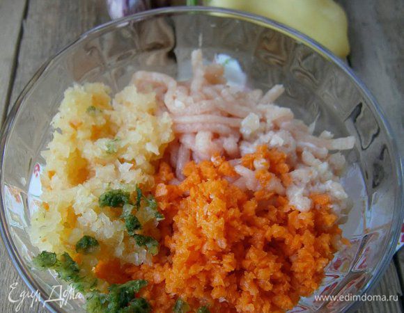 Куриное филе, морковь, перец (очищенный от семян), лук, чеснок и зелень кинзы пропустить через мясорубку.