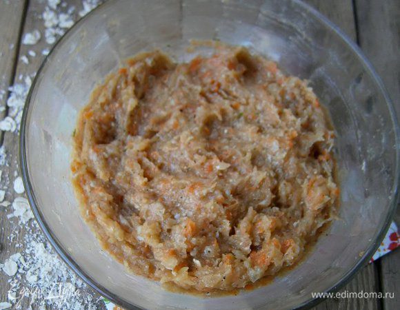 Затем добавить овсяные хлопья (их нужно  хорошо помять руками), соль и смесь перцев по вкусу. Хорошо перемешать.