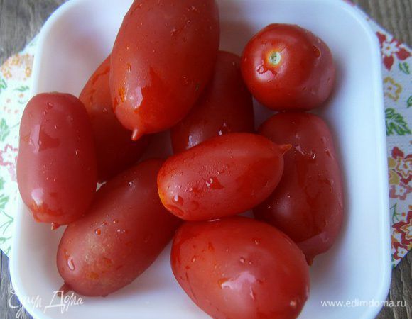 Помидорки помыть ( у меня были помидоры - сливки, если используете черри, то котлетки можно сделать круглыми;))