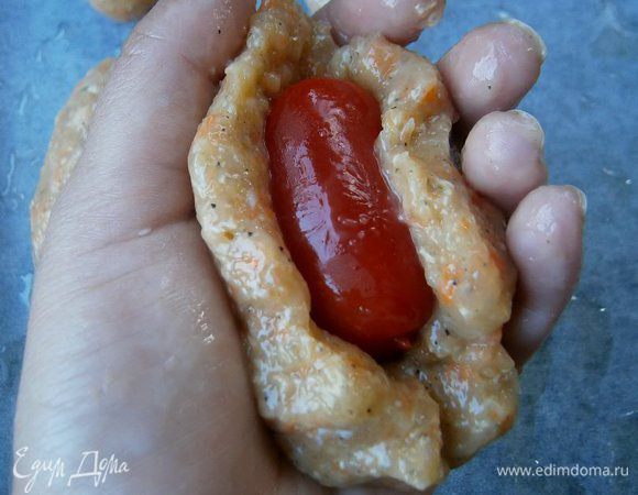 Руки смочить холодной водой, и сформировать котлетки из фарша, положив внутрь каждой помидор. У меня получилось 8 котлет.