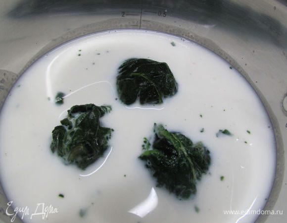 Соединить 1 стакан молока, сахар и промытый шпинат (у меня был замороженный). Довести до кипения и проварить 5 минут. 