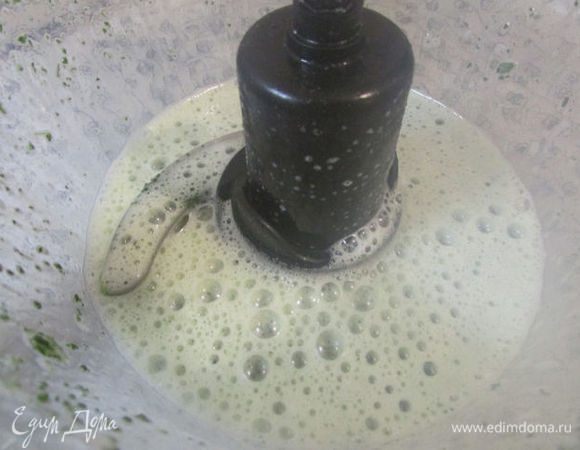 Измельчить смесь с помощью блендера.