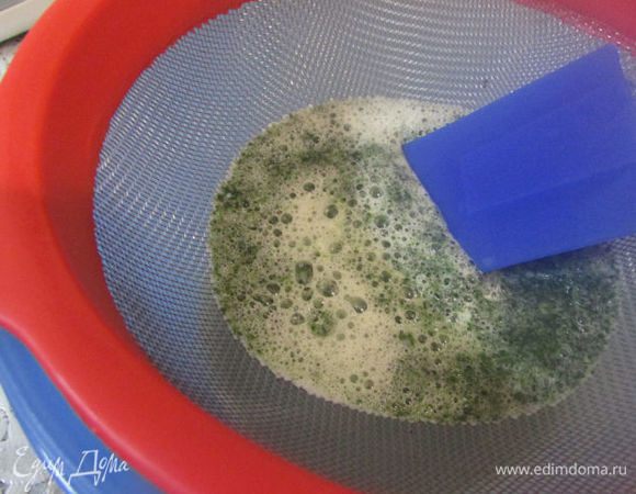 Процедить через сито, слегка продавливая шпинат.