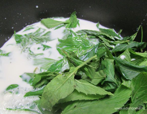 Второй стакан молока соединить с промытой мятой. Довести до кипения. Настоять листья мяты в молоке 30 минут.