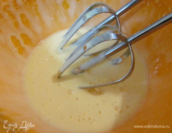 Желтки взбить до увеличения в объёме. 