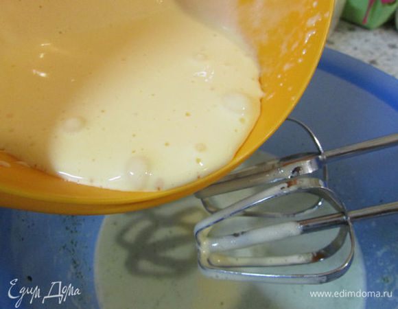 Добавить в желтки горячую шпинатную массу и мятное молоко. Перемешать. 