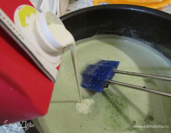 Возвратить смесь в ковшик и нагреть на маленьком огне до загустения, постоянно помешивая. До кипения не доводить. Добавить сливки. Остудить.