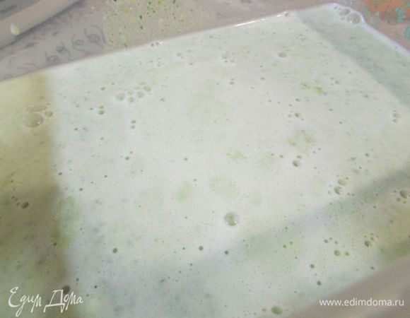 Вылить смесь в контейнер для заморозки. Накрыть. Поместить в морозильную камеру на 1 час.