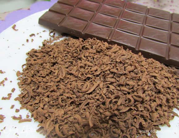 Шоколад натереть на терке.