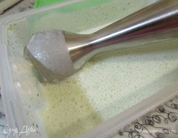 Через час пробить массу с помощью погружного блендера. Опять отправить в морозильную камеру. Процедуру повторить 3 раза. После последнего взбивания добавить шоколад. Перемешать. Поставить в морозильную камеру до полного замерзания. 