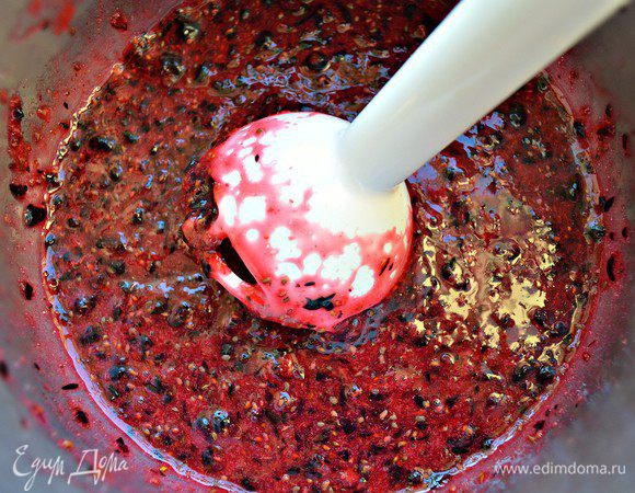 В блендере чёрную смородину перетереть с сахаром. Количество сахара регулируйте по вкусу, в зависимости от того, на сколько сладкая или кислая у вас ягода.