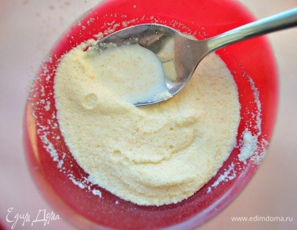 Манную крупу залить тёплым молоком и дать ей немного набухнуть.