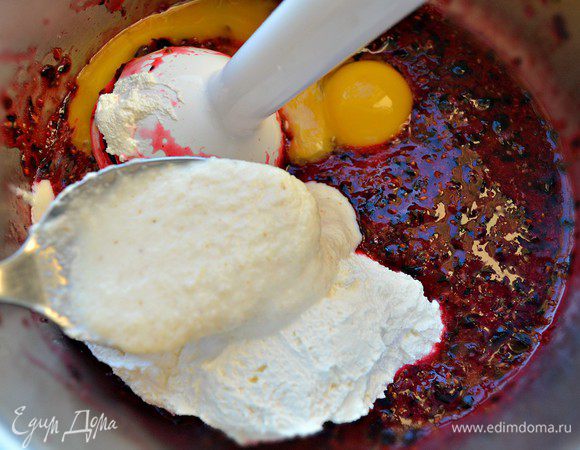 Желтки отделить от белков. В отдельной ёмкости перемешать желтки с творогом, добавить щепотку соли, ванильный сахар, манку, чёрную смородину.