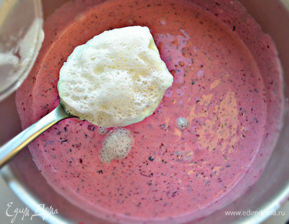 Белки взбить и аккуратно подмешать к творожной массе.