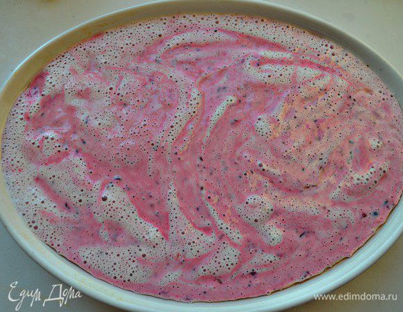 Форму для запекания смазать растительным маслом, влить полученную творожно-ягодную массу. Суфле выпекать в разогретой до 160-180г духовке 30-35 мин.
