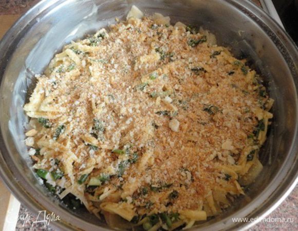 2. Сыр натереть на крупной терке.
3. Яйца слегка взбить со щепоткой соли и перца.
4. Шалфей и шнитт-лук мелко порубить.
5. Немного сыра оставить, а большую его часть перемешать с яйцами, сливками и зеленью.
6. Миндаль растолките в ступке в крупную крошку.
7. 50 г сливочного масла растопите на медленном огне.
8. Выстелите бумагой для выпечки круглую разъемную форму, смажьте оставшимся сливочным маслом, высыпьте на нее миндаль и уложите слоями половину картофеля.
9. Сверху выложите сырную заправку, присыпьте сухарями, паприкой.