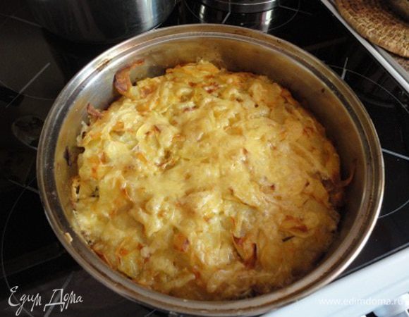 10. Затем слоями распределить оставшийся картофель, полить растопленным сливочным маслом и отправить в разогретую до 190 градусов духовку на час. Мне хватило 50 минут.
11. Посыпьте пирог половиной оставленного натертого сыра и запекайте еще 10-15 минут. Вот какой красавец получился. Совсем не хотелось его переворачивать.