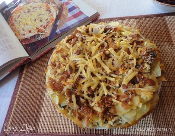 12. Готовый пирог извлеките из формы, перевернув так, чтобы миндаль оказался сверху, и присыпьте сыром. Вот какой получился у меня и какой оригинал в книге. 