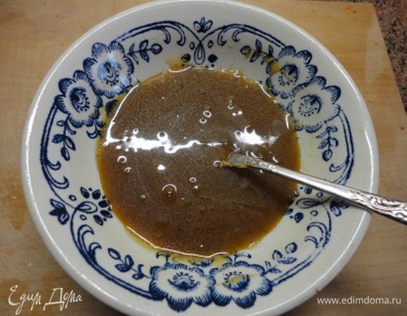 Приготовить заправку: смешать масло, горчицу, мед. Добавить соль и перец. Все хорошо перемешать.