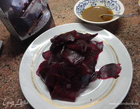 Вареную свеклу нарезать тонкими ломтиками.